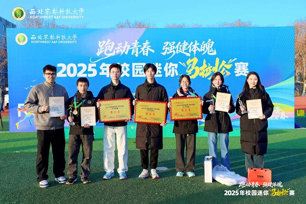 获奖运动员及代表合影.jpg