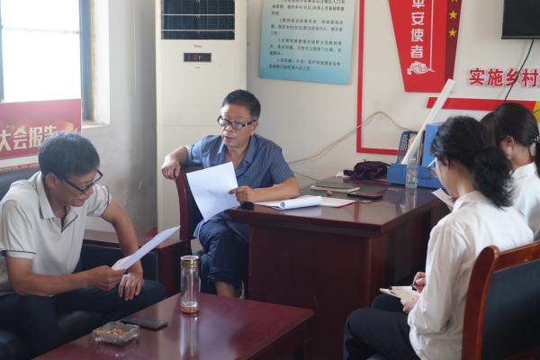 图3 实践团与康家村两委开展产业座谈(1).jpg