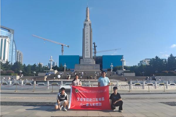 图 1实践队在八一起义纪念碑前的合影(1).jpg