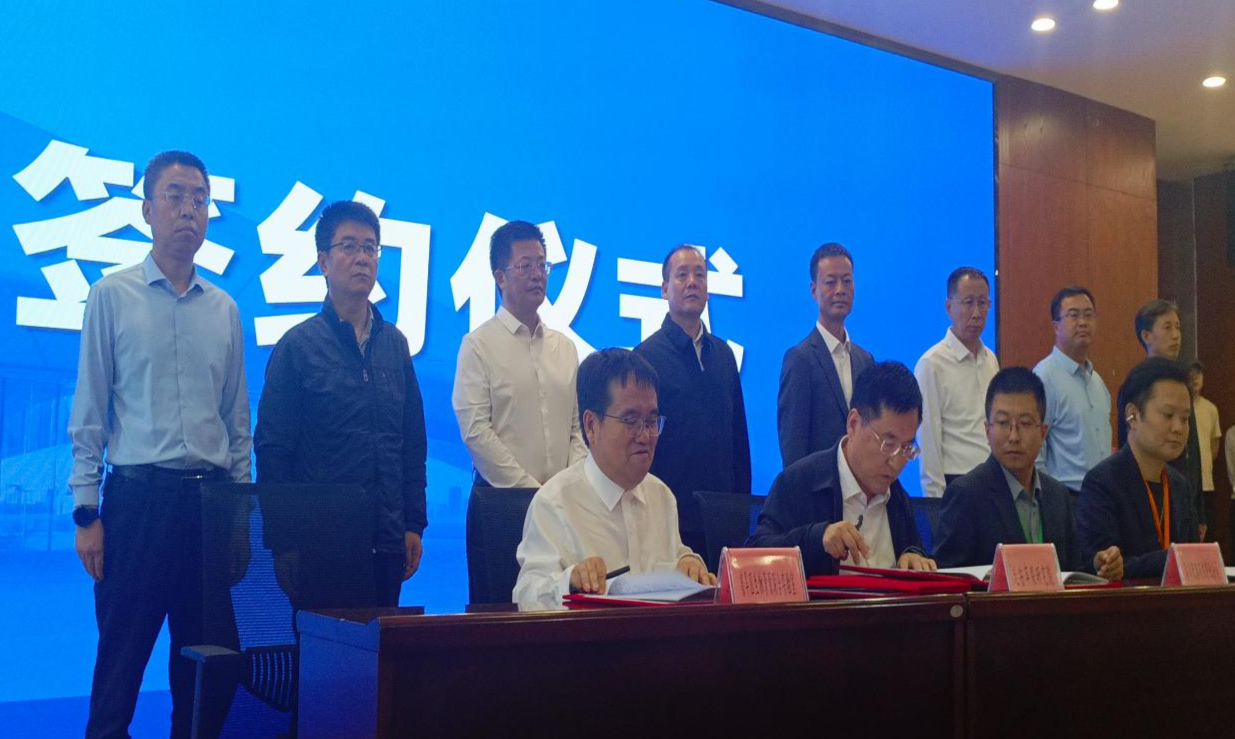 签约仪式(张立新左一).jpg