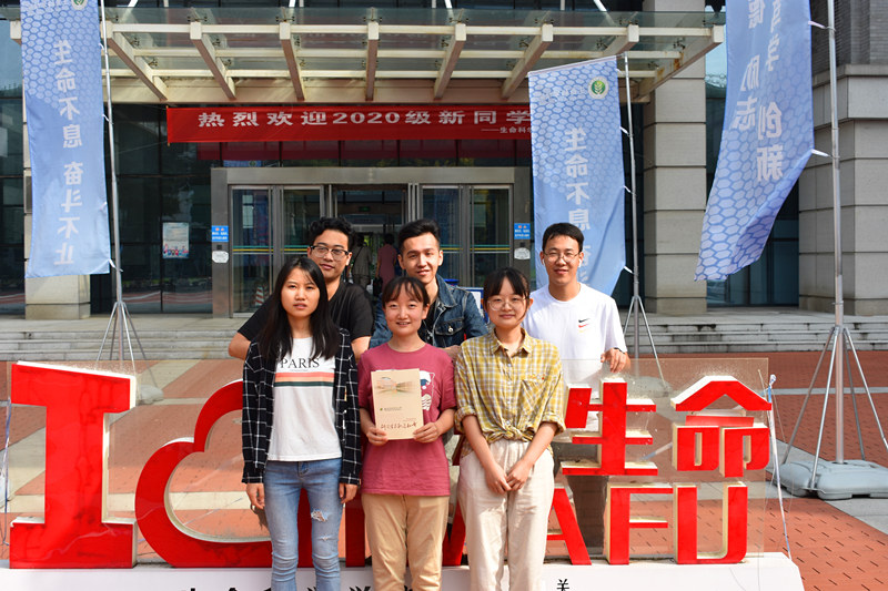 baa95a90b7774fbe81336c4fbf2bb02e.jpg 新生在摆件前合影.JPG