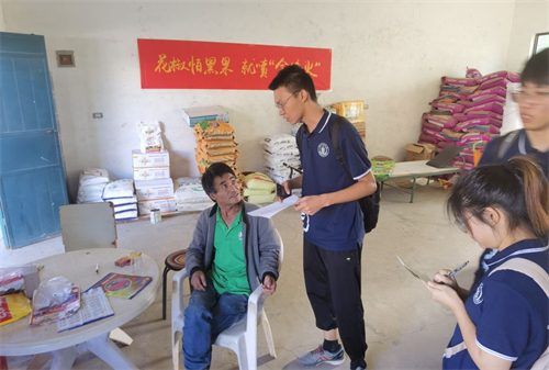 03b24a1d199147ea80f3593c71b65e8a.jpg 商店老板为同学们答疑解惑.jpg