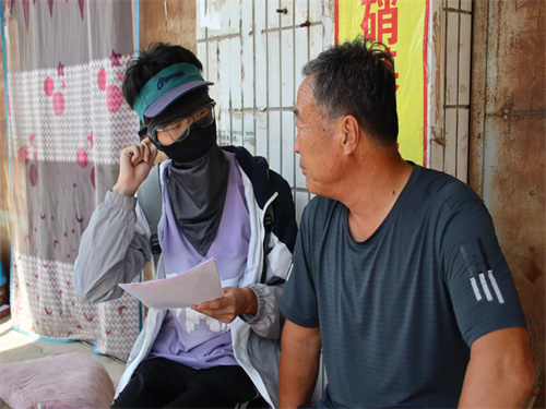 926eb14c190741a79e8039112e68fbcf.jpg 调研人员向泾阳县附近村民询问土壤污染情况.jpg